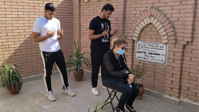 اسرة الراحل محمود ياسين في زيارة لقبره .. صور