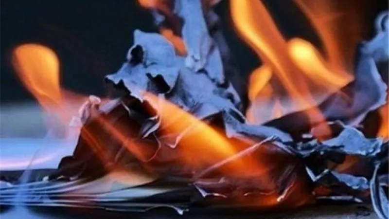 حرق ورقات من المصحف خوفاً من الاهمال عملاً يصح ؟ .. دار الإفتاء تجيب