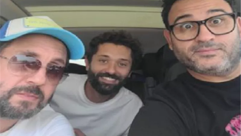 أكرم حسني وهشام ماجد وكريم محمود عبد العزيز يرقصون على نغمات 