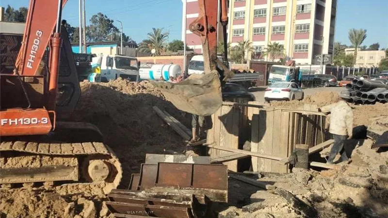 إصلاح خطوط الصرف الصحي المتهالكة بحى ثانٍ الإسماعيلية ..صور