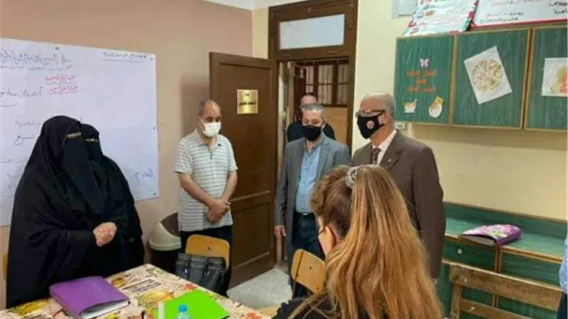 مدير بنها التعليمية يتفقد مدرسة ه٢ يناير ويتابع تفاعل الطلاب داخل الفصول