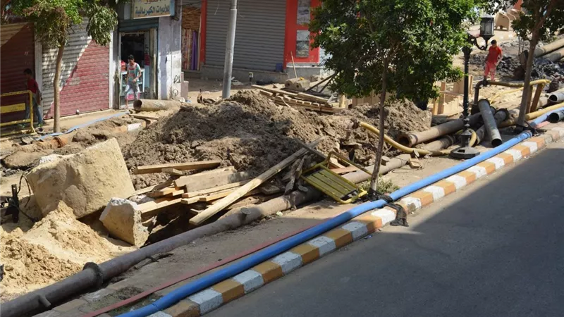 أطفال مدينة العمال بقنا فى خطر.. الأهالى: أبناؤنا معرضون للموت بسبب هبوط الاسفلت