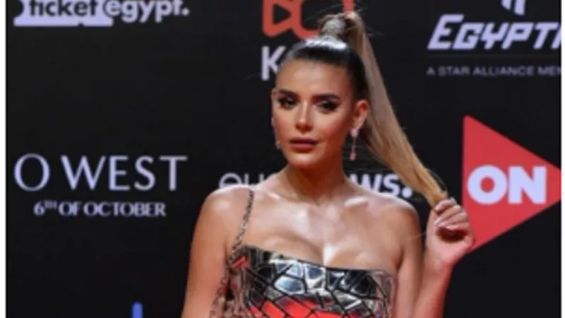 هبة السيسي بفستان من قطع الزجاج بمهرجان الجونة .. صور