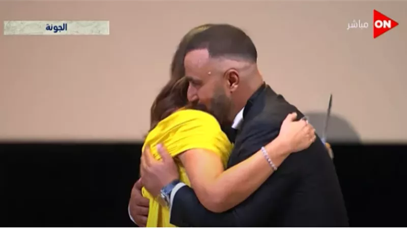 هند صبرى تسلم السقا جائزة الانجاز الابداعى بالجونة