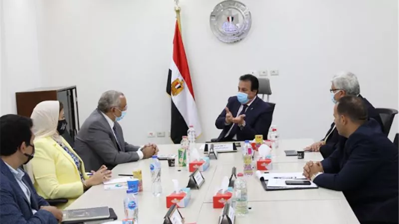وزير التعليم العالي يناقش دور الجامعات المصرية في وضع الهوية البصرية للمحافظات