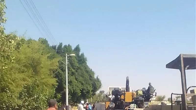 رصف الطريق الدائري لقرية النواورة بالبداري في أسيوط ..صور