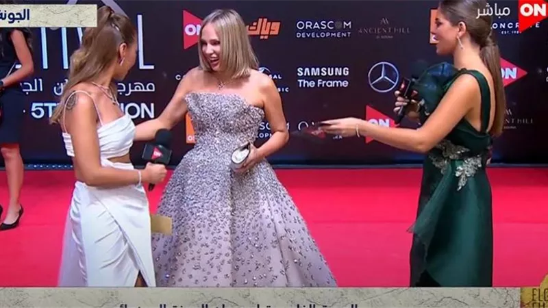 شيرين رضا تعاكس منة شلبى على ريد كاربت بمهرجان الجونة