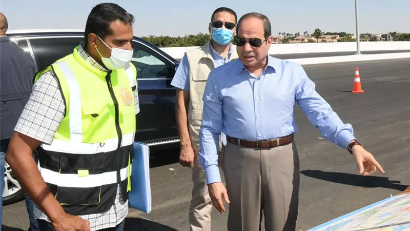 الرئيس السيسي يتفقد تطوير الطرق والمحاور الجديدة بالقاهرة الكبري