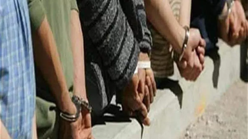 مسجلين.. خايبين انتحلوا صفة رجال شرطة.. ولطشوا فلوس التاجر المباحث جابتهم بعد ساعات.. واعترفوا بكل اللي فات!
