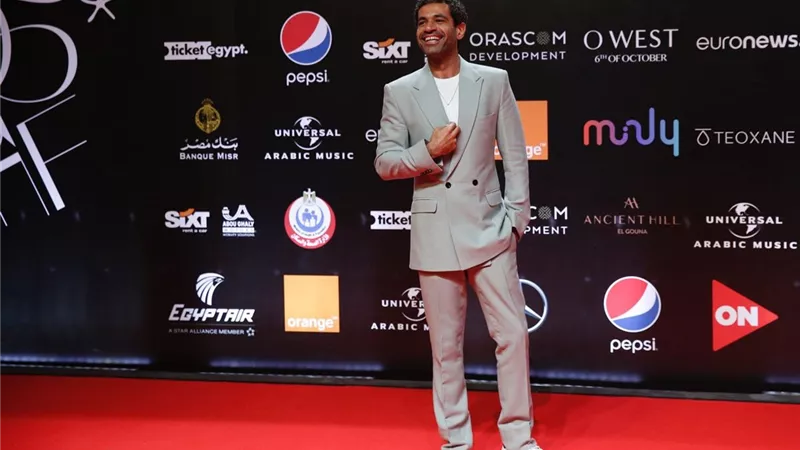 صدقي صخر ببدلة مميزة في افتتاح مهرجان 