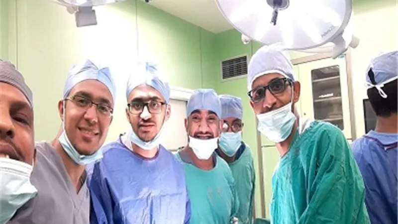 مستشفي اسوان الجامعى تخرج هاتف محمول لمريض من معدته