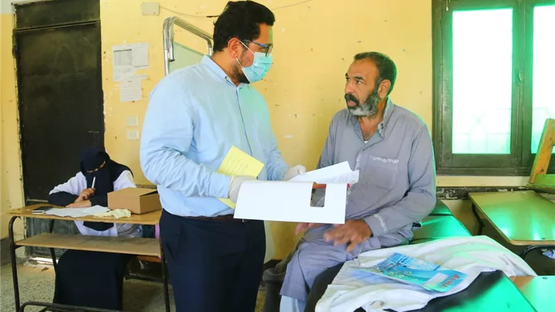 محافظ الجيزة .. توقيع الكشف الطبي علي ١٧٠٤ مواطنين بالواحات البحرية وصرف الادوية اللازمة