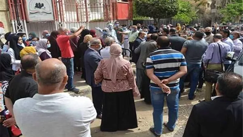 التكالب على التختة الأولى وانتظار التلاميذ امام المدارس.. ظاهرة سلبية تؤدي للكسل ومرتع خصب لفيروس كورونا