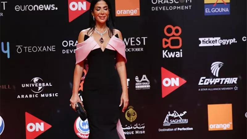 منى زكى تتألق على الريد كاربت بفستان أسود فى بمبى.. صور