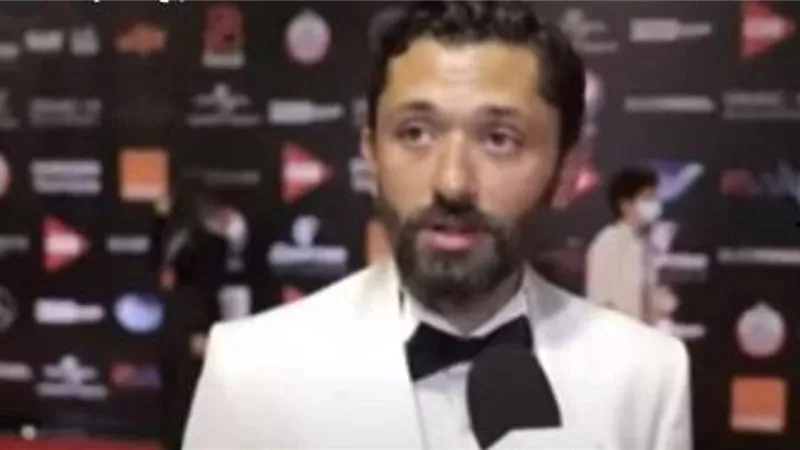 ببدلة بيضاء.. كريم محمود عبد العزيز يخطف الانظار على الريد كاربت