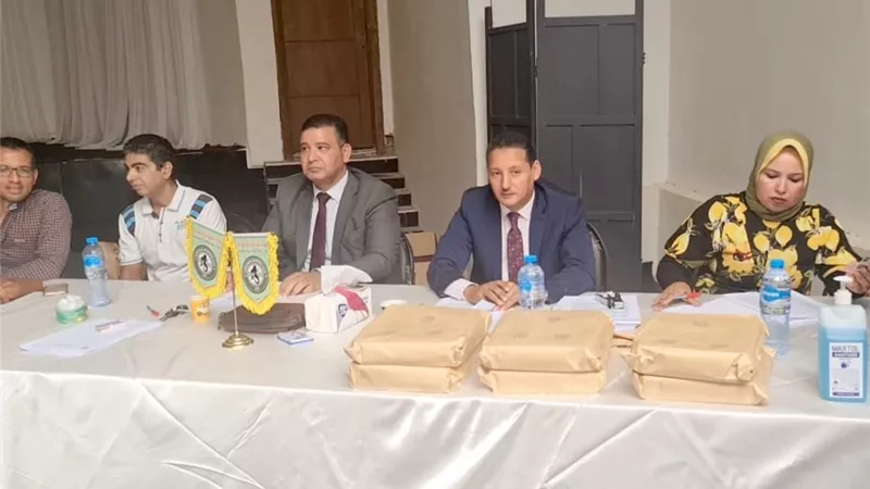 توافد مجموعات من الناخبين على صناديق الأقتراع فى نادى الغردقة الرياضى بعد انخفاض درجة الحرارة