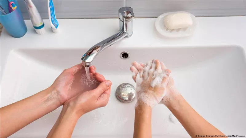 8 خرافات وحقائق حول غسل اليدين.. طبيب يكشف