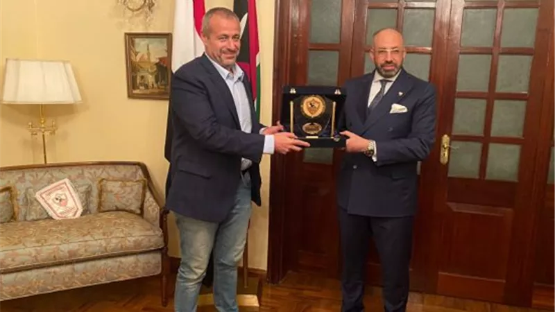 المندوه يمنح السفير المصري في كينيا درع وشعار الزمالك