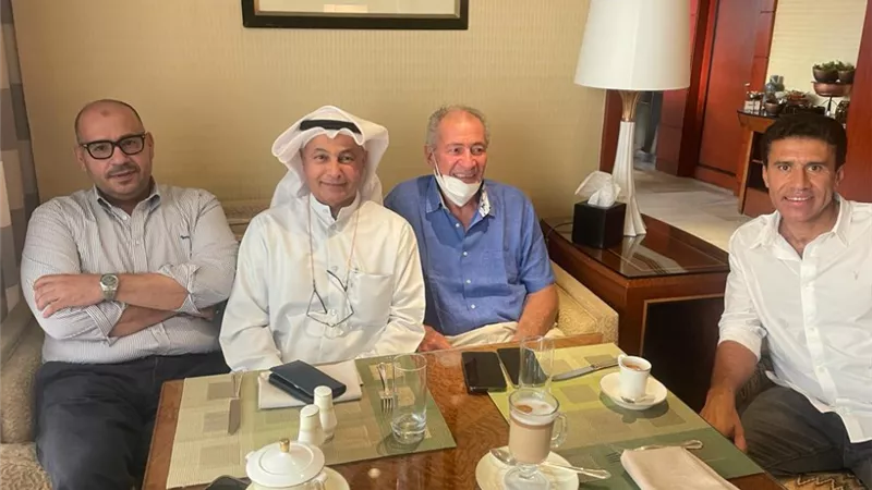 رئيس الاتحاد الدولي للسباحة يصل القاهرة لبحث التعاون المشترك