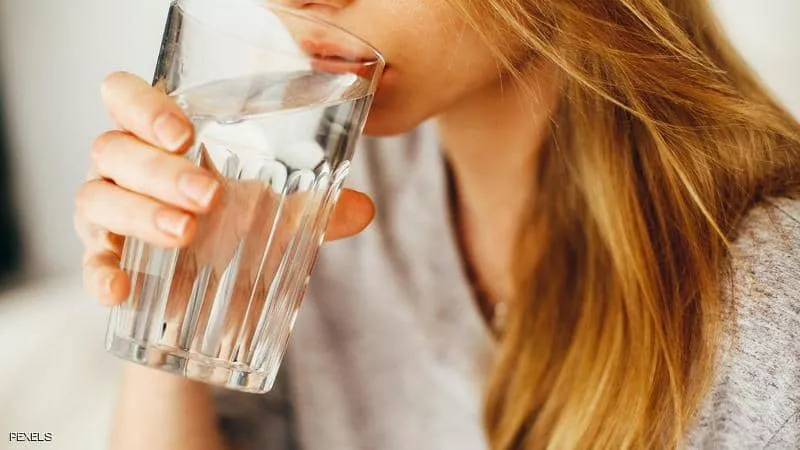 بالفيديو.. استشاري: تناول المياه يزيد من معدل الحرق داخل الجسم