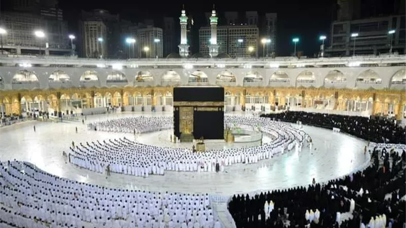 شاهد لأول مرة منذ عامين ...المعتمرون يحاذون بعضهم لأداء صلاة الفجر بعد تخفيف الإجراءات الاحترازية
