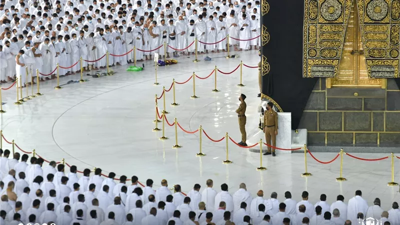 رئاسة الحرمين تنشر فيديو لأول صلاة بعد إلغاء التباعد الجسدي في المسجد الحرام.. صور وفيديو