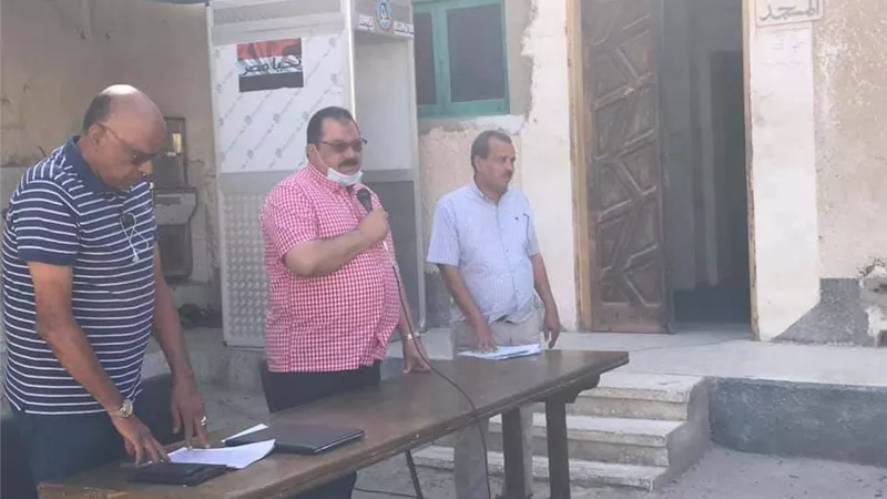 رئيس مدينة سفاجا يعقد إجتماع للعاملين بالوحدة المحلية