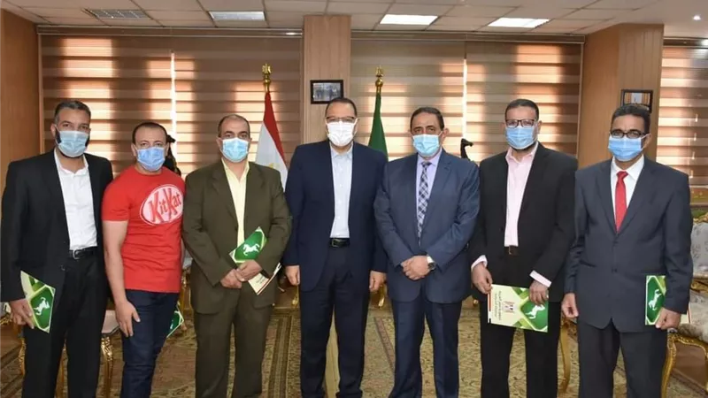 محافظ الشرقية يُكرم رواد العمل الأهلي والمنظمين لحملات التبرع بالدم بقرية شبرا النخلة ببلبيس