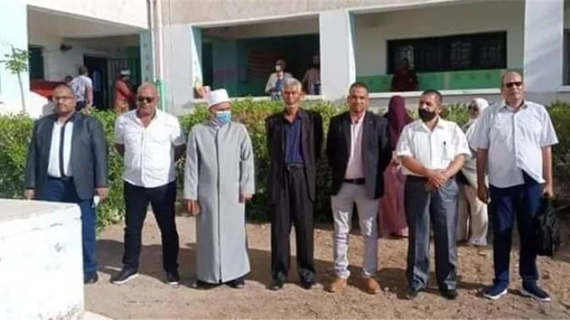 مؤمن الهوارى فى جولة تفقدية لمعاهد سفاجا الأزهرية ويكرم الطلاب الأوائل.. بالصور