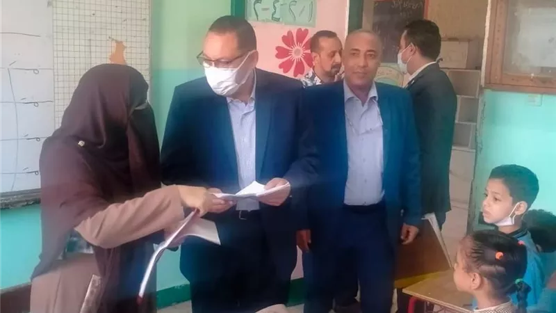 غراب يحث طلاب مدرسة الفتح ببلبيس على مذاكرة دروسهم والمشاركة في الأنشطة