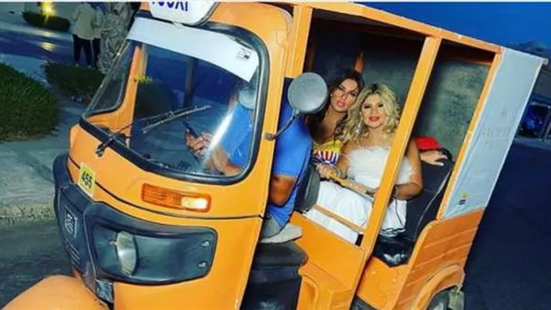بالتوك توك.. بوسي شلبى وشذى حسونة بالجونة فى اليوم الرابع