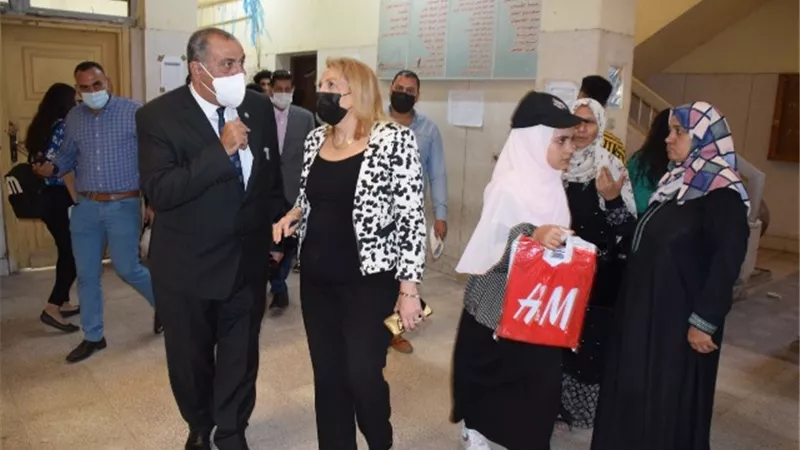 رئيس جامعة حلوان يجرى جولة لمتابعة انتظام الدراسة فى كلية التجارة.. بالصور