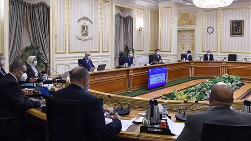 الحكومة: منع دخول الموظفين غير المطعمين بلقاح كورونا بعد 15 نوفمبر