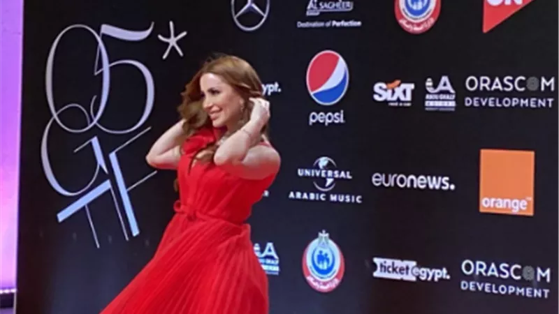 نسرين طافش بفسنان احمر ساحر فى رابع أيام مهرجان.. صور