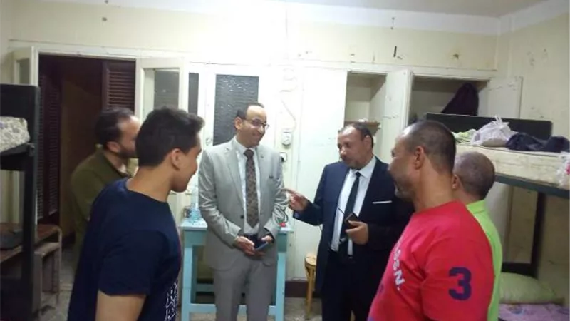 نائب رئيس جامعة الأزهر يقوم بزيارة مفاجئة للمدينة الجامعية فى أسيوط.. بالصور