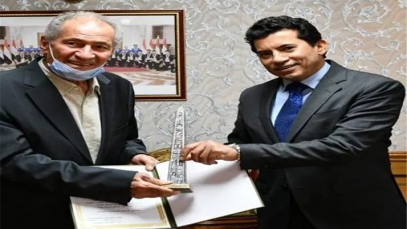 أشرف صبحى يستقبل حسن مصطفي رئيس الاتحاد الدولي لليد