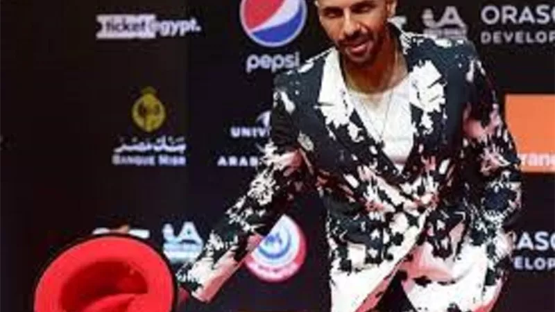 ببدلة غريبة.. حسن أبو الروس يخطف الانظار برفقة أروى جودة