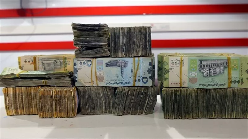 الحكومة اليمنية توقف التحويلات المالية الداخلية.. وتقر إجراءات لمنع تهريب الدولار