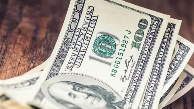 الدولار يرتفع وسط مخاوف من أن يرفع التضخم أسعار الفائدة