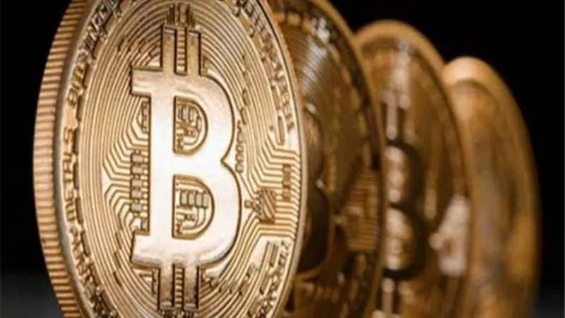 عملة البيتكوين يتعدى حاجز الـ62 الف دولار