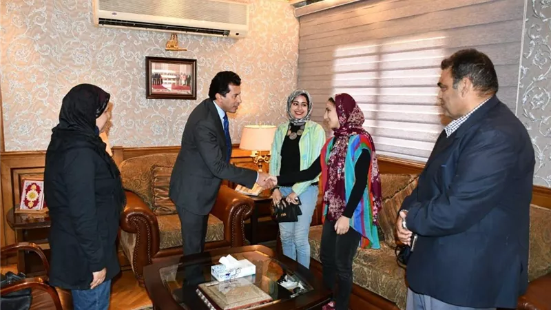 وزير الشباب يطمئن على أمل توفيق لاعبة رفع الأثقال بعد تعرضها لحادث سيارة