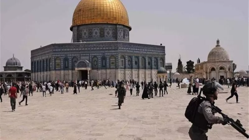 مُستوطنون يقتحمون باحات المسجد الأقصى بحماية شرطة الاحتلال