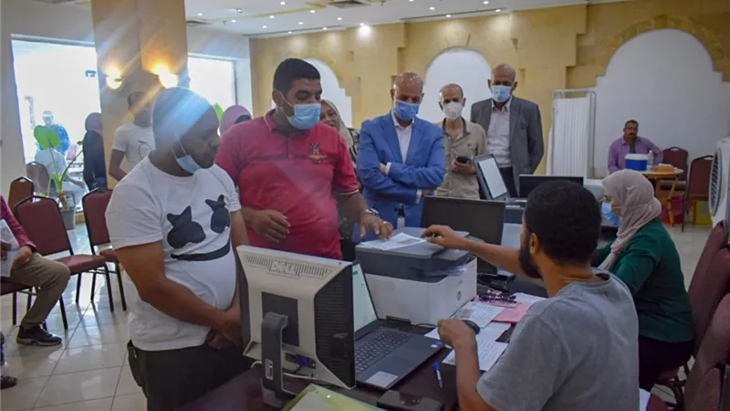 مسعود يتابع تطعيم المواطنين بلقاح كورونا بالعاشر ويوجه بإخلاء طرف فريق المحكمة المتحرك لعدم تواجده
