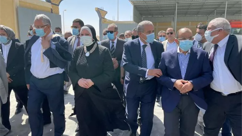 وزير التموين يتفقد مشروع الصوب الزراعية بالوادي الجديد..صور