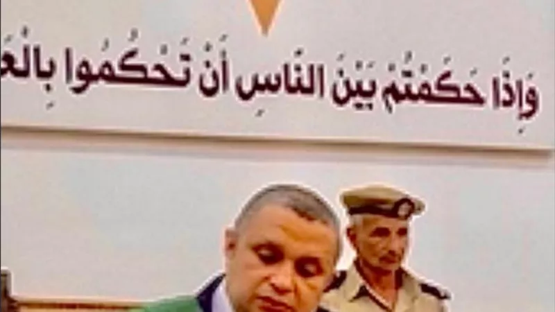 عايرته بأنه مبيعرفش.. فقام بخنقها.. ادعى أنه تعرض لمحاولة سرقة واصاب نفسه والمحكمة قالت كلمته المؤبد