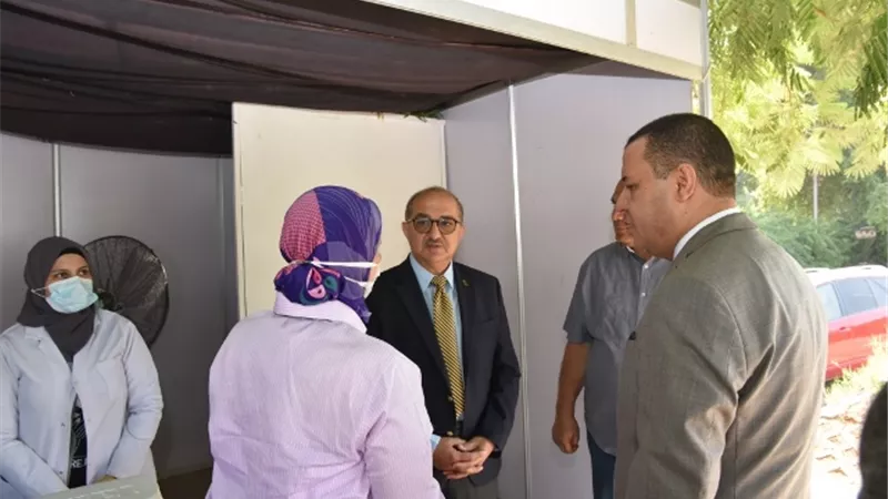 رئيس جامعة أسيوط يتفقد مقرات التطعيم على بوابات الحرم الجامعي
