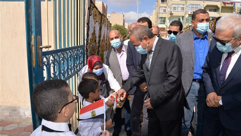 محافظ الإسماعيلية يفتتح مدارس جديدة احتفالا بالعيد القومي ..صور