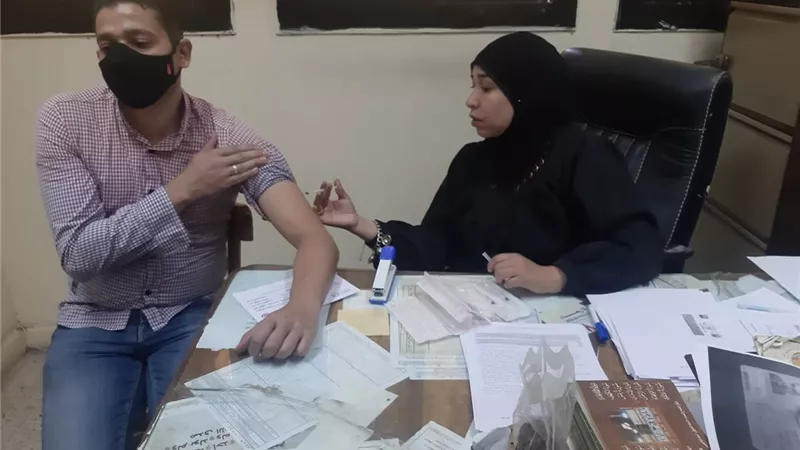 تعليم القاهرة خليه نحل لتطعيم العاملين بلقاح كورونا ..صور