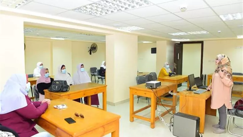 دورة تدريبية لفنيات التمريض بمستشفى سوهاج الجامعي عن طرق مكافحة العدوى..صور