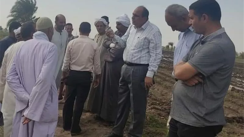 رئيس مركز إهناسيا يلتقي بعض المزارعين لبحث شكواهم
